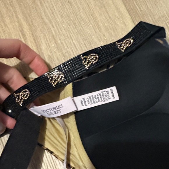 Victoria's Secret Leopard Print Bra - Picture 3 of 4